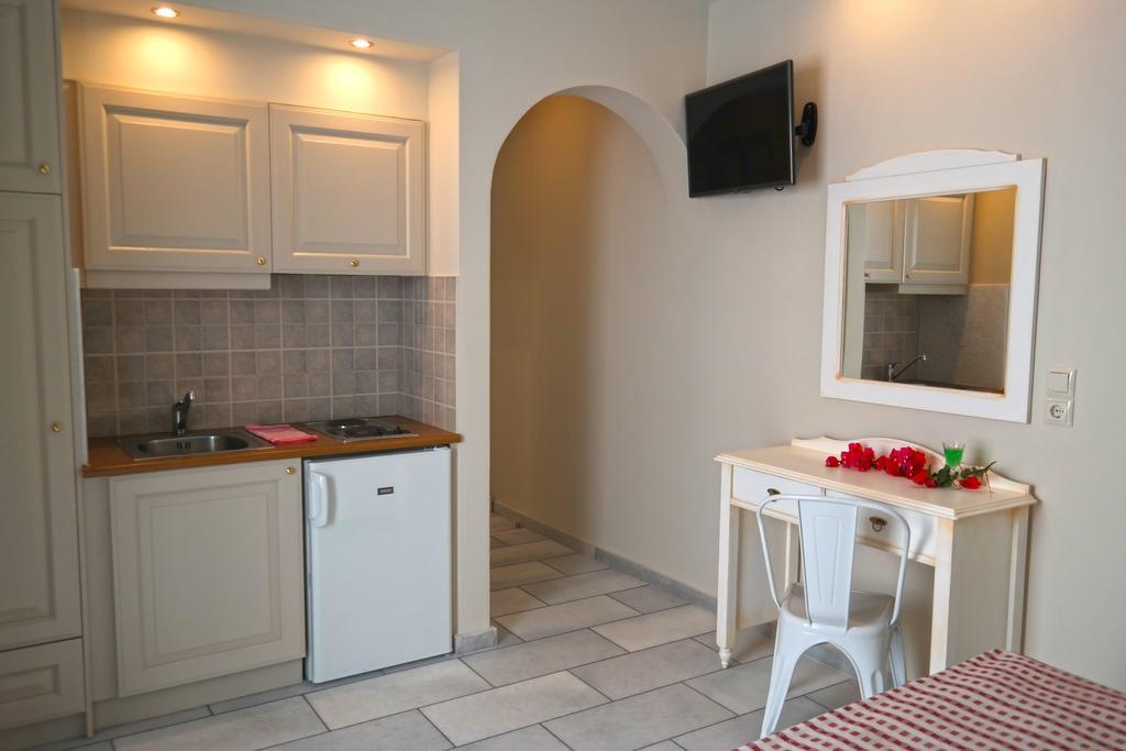 Studio (2 Adults),124511583:JPEG