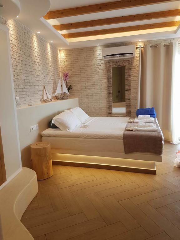Master Suite Outdoor Hot Tub,461177325:JPEG