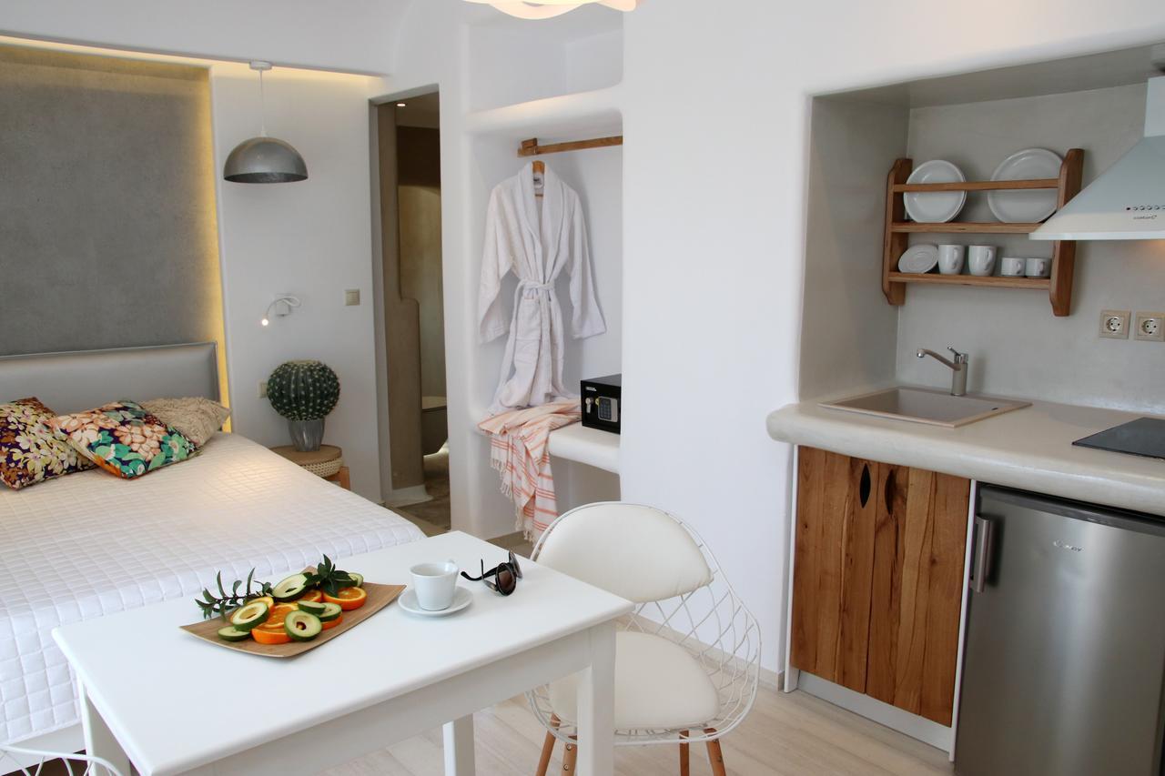 Superior suite with hot tub and partial view of the sea